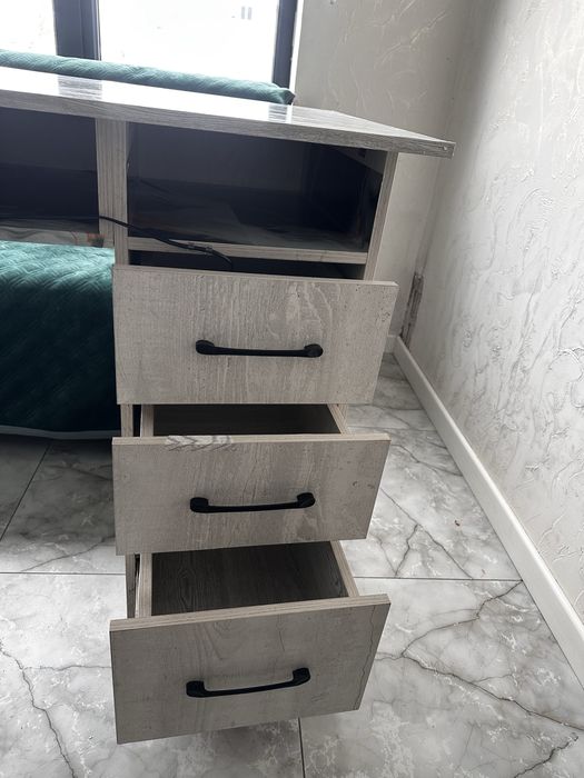 Маникюрный стол..