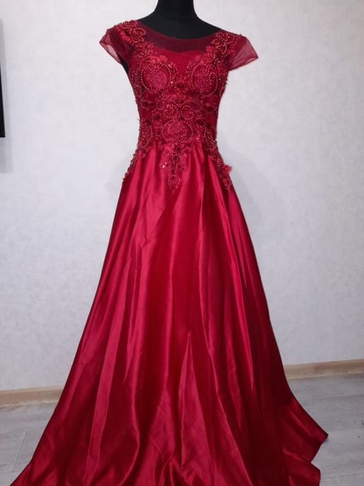 Продам новые платья