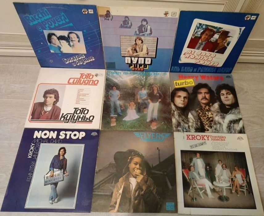 Продаются виниловые пластинки.