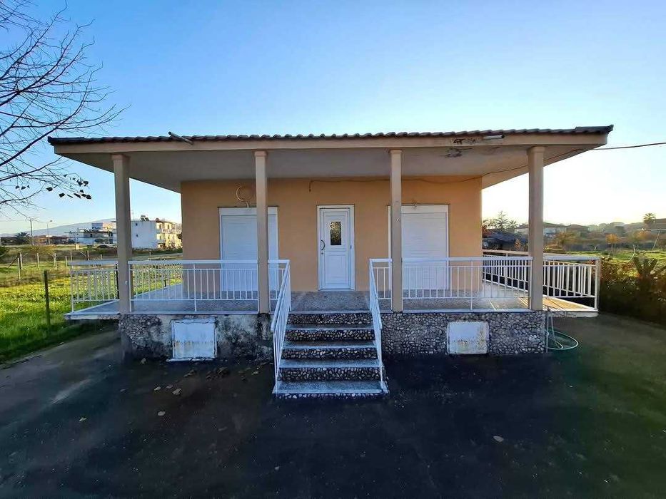 Продава малка къща с площ 50 м2 и двор 170 м2 в Неа Врасна, Гърция