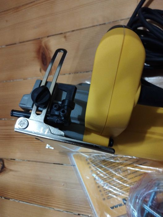 Ръчен циркуляр нов за водно рязане на гранитогрес,мрамор Dewalt DWC410