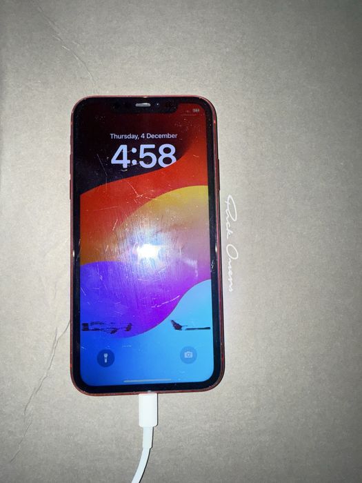 Iphone 11, червен