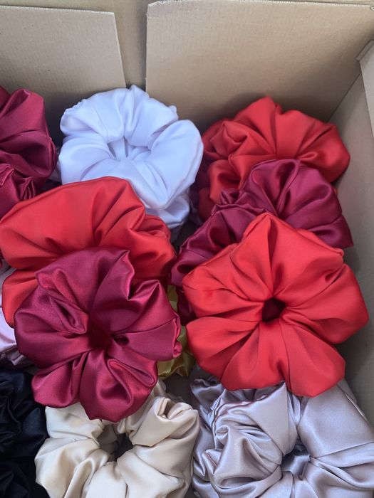 Скрънчи в различни цветове от сатен