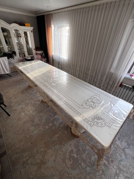 Продается авальный стол