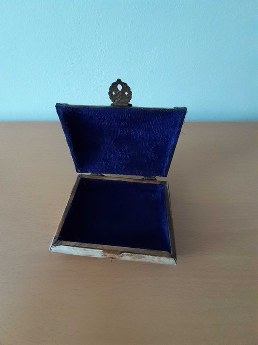 Casetă de bijuterii din os, alamă și căptușeală de catifea înc sec. XX