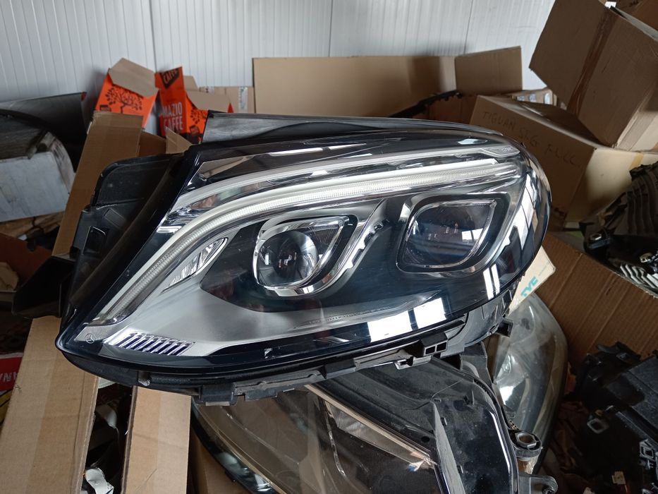 Far stânga Mercedes gle
