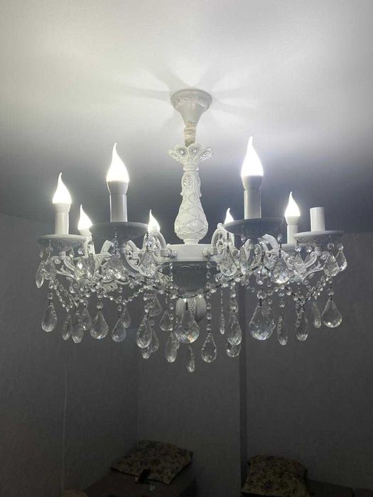 Продам люстру для зала 60 000 тенге.