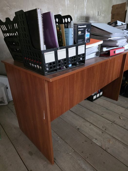 Офисные столы с тумбами и без