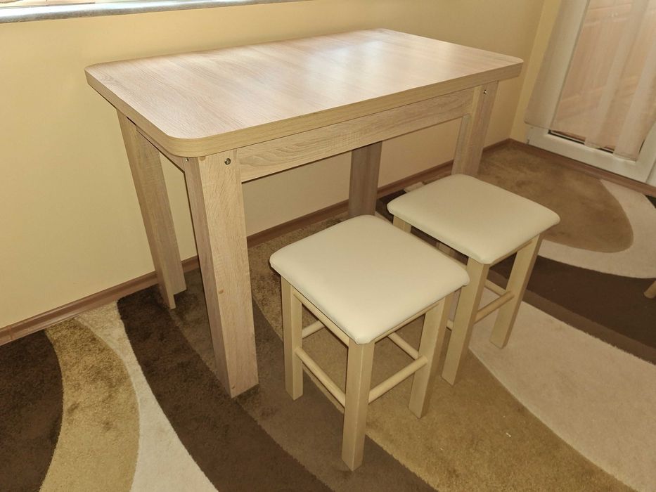 Маса и табуретки