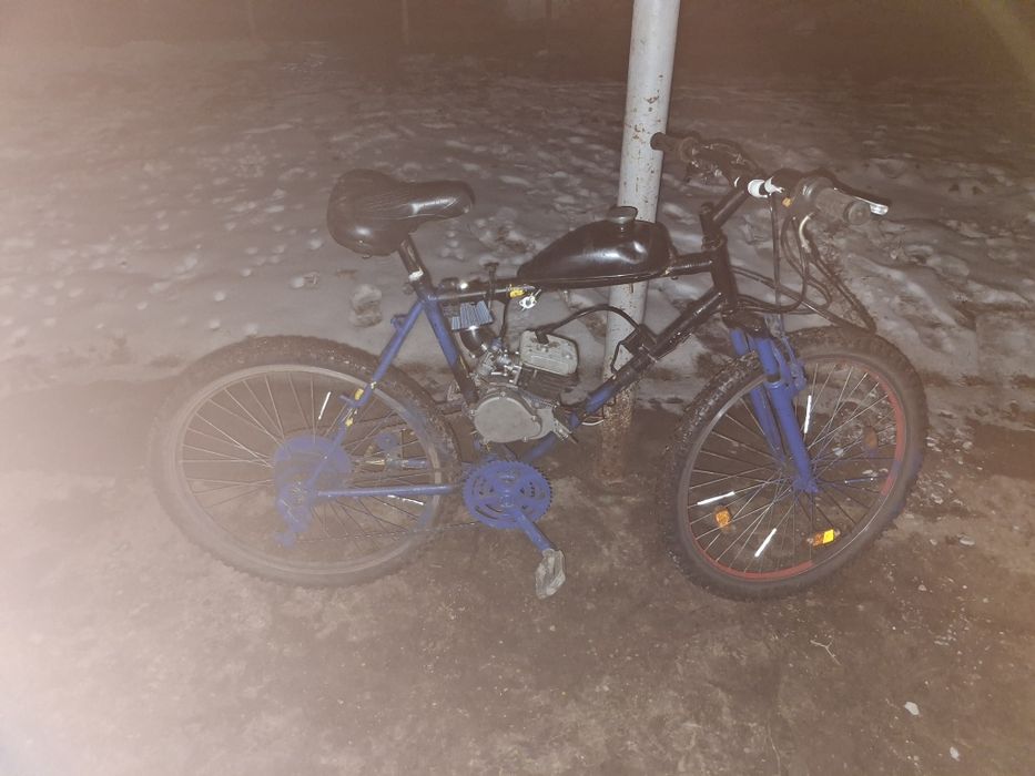 Vând bicicleta cu motor 80 cc bicicleta este într-o stare foarte bună