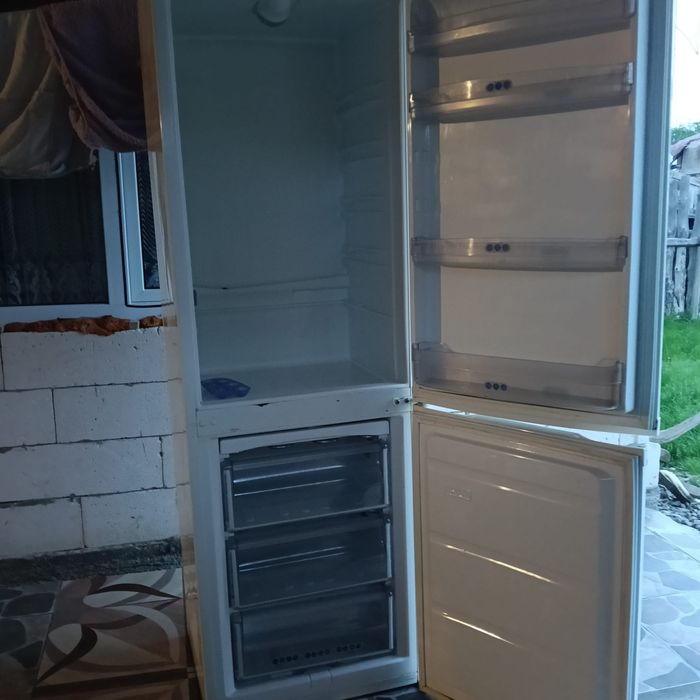 Frigider whirlpool  de vânzare în stare buna de funcționare preț 550 de lei ușor negociabil