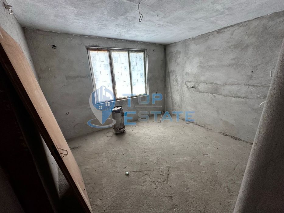 Двуетажна тухлена къща с хубава локация в село Борово, област Русе