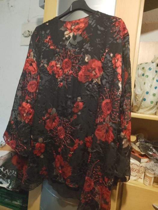 Красива  блуза на TONE коприна с подплата