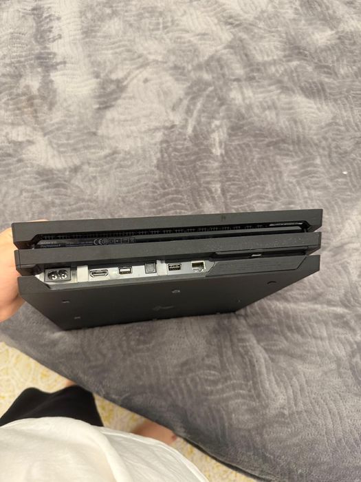 Ps4 pro , maneta aurie , jocuri incluse