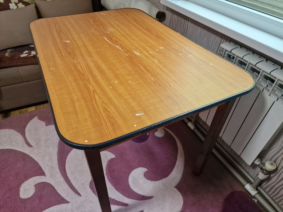 Стол. Ножки дерево