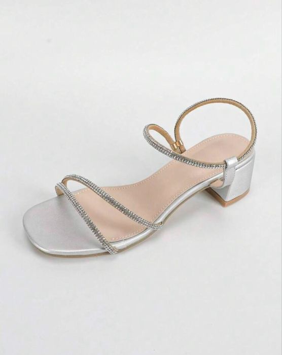 Дамски сребристи сандали на ток