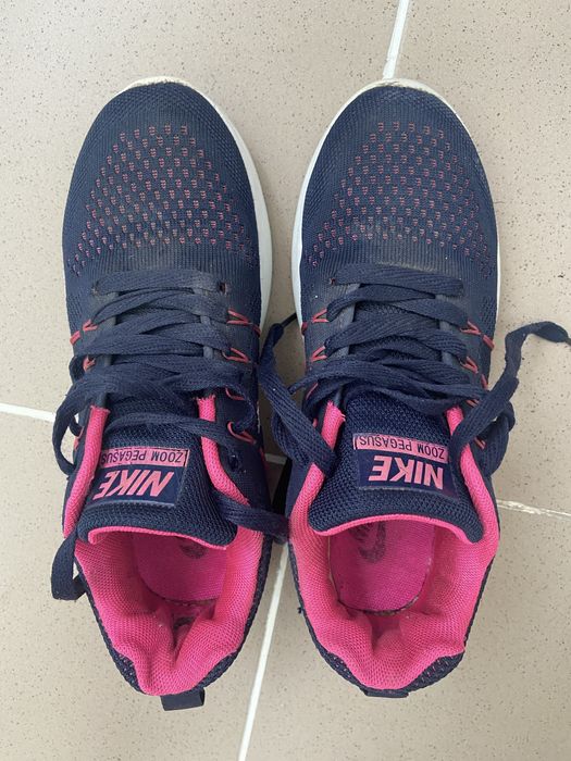 Кроссовки женские