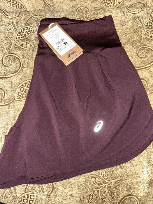 Asics бюстие, чорапи, ветровка, шорти.