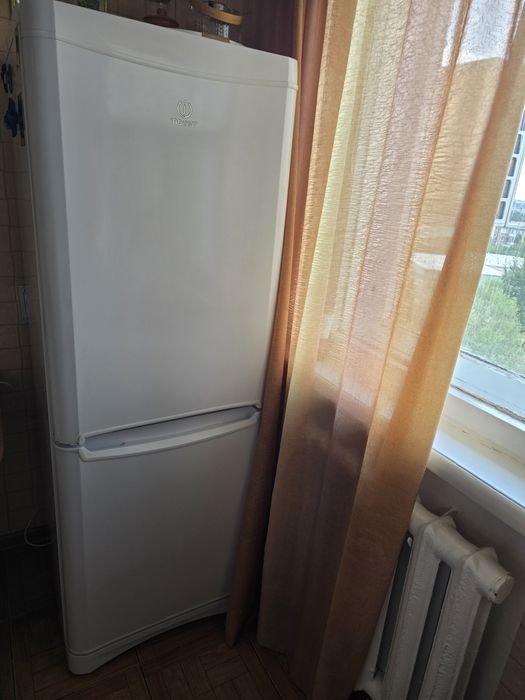 Продам холодильник indesit