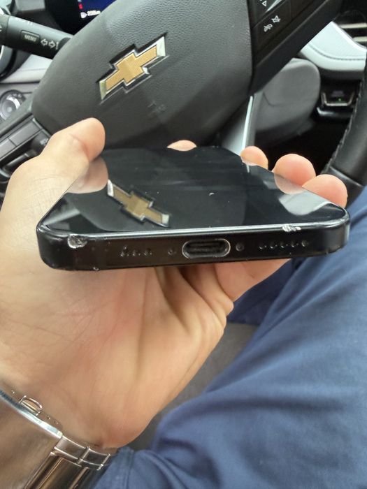 Iphone 15 black.