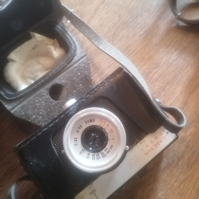 Фотоаппараты. И вспышка с одному из них.