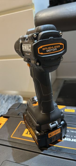 Filetantă 18v brushless DCD85M MClaren cu baterie 5ah și încărcător
