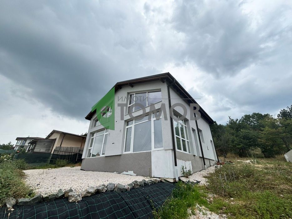 Двуетажна монолитна къща готова за обзавеждане в село Борилово