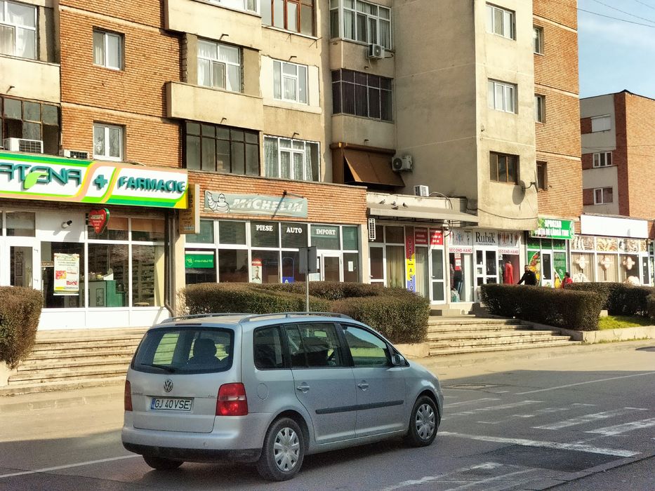 Vând spațiu comercial