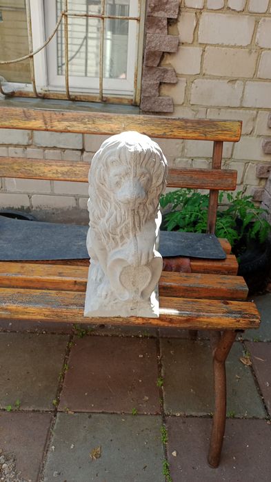 Скульптура льва.