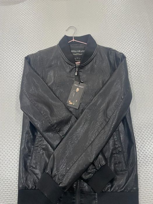 Продам куртки новые