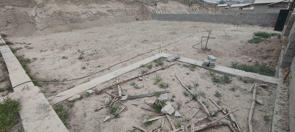 Koʻchmas mulk 5 sotikdan 2 norma yonma-yon joylashgan yer sotiladi