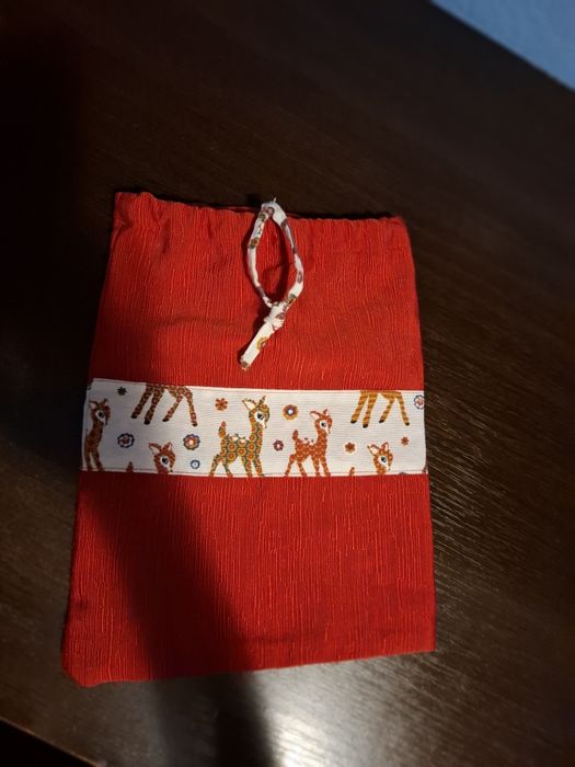 Săculeț Textil Roșu (Cadou/Păpuși) – Model Căprioare – 24.5x32.5 cm