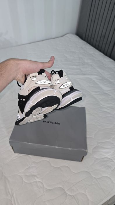 vând balenciaga track
