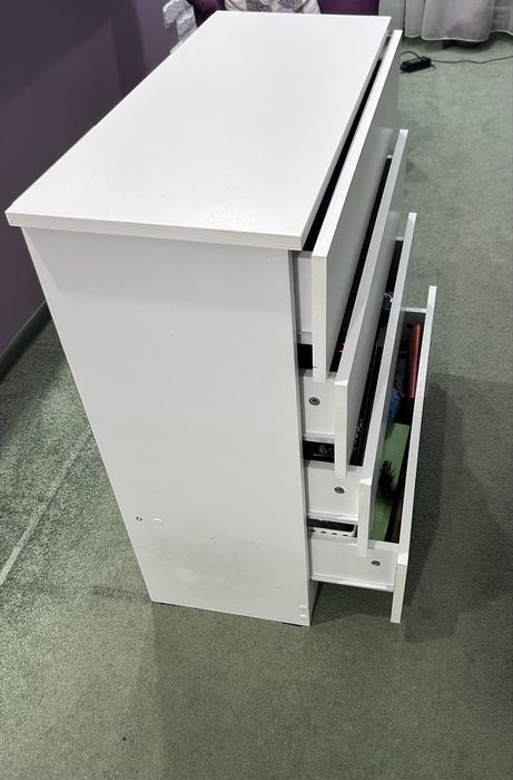 Комодин белого цвета