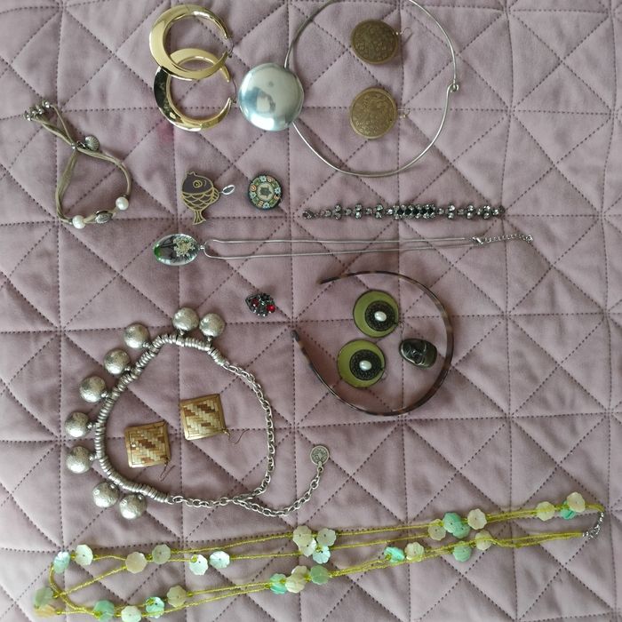 Лот бижута, обеци, колиета, гривни, медальони, брошки, диадема