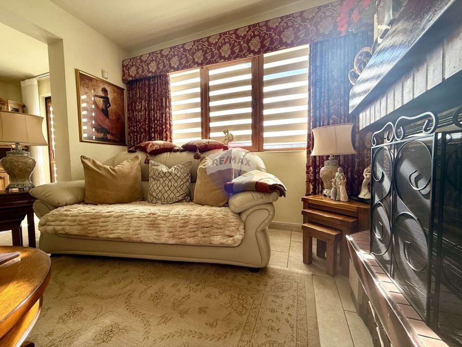 Самостоятелна къща в английски стил с четири спалнии, голям двор и ба