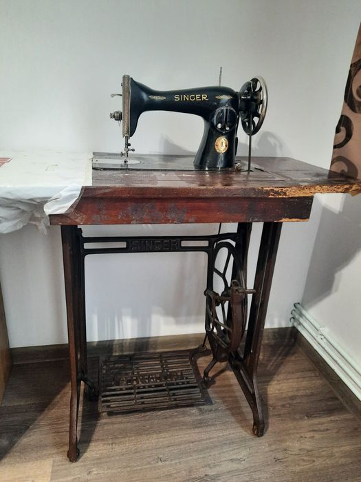 Vând mașina de cusut Singer veche în stare bună de funcționare