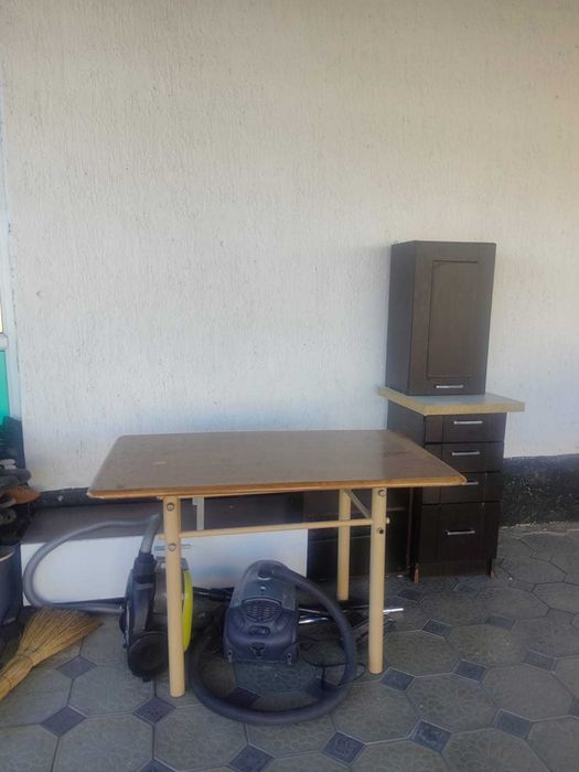 Продам стол лакированный металлический