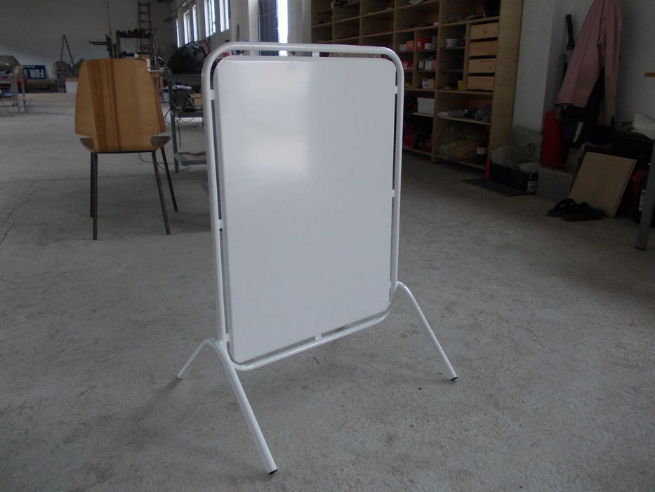 Метална табела тротоарна