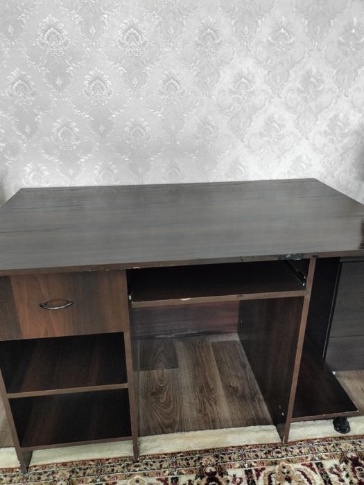 Продам компьютерный стол ,цвет дуб темный