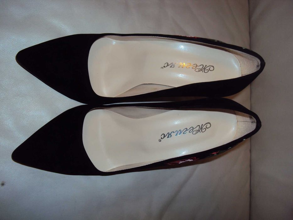 Нови дамски велурени обувки на ток