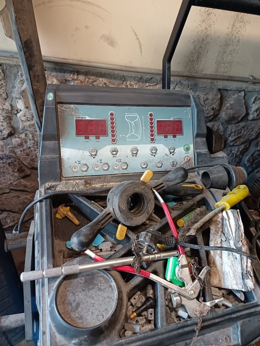 Продавам машина за баланс на гуми