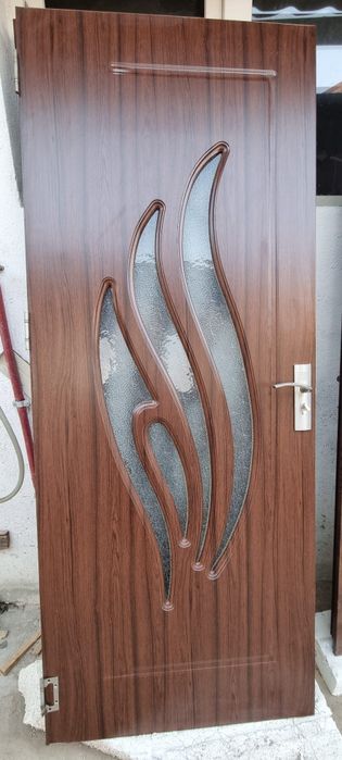 Vând 2 uși de camera