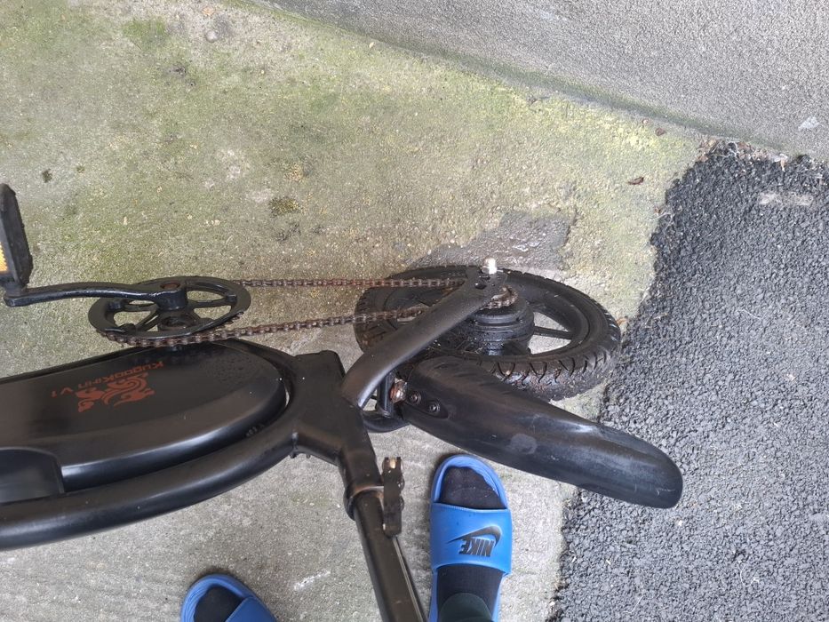 Vând  trotineta  kugo khirin  v 1