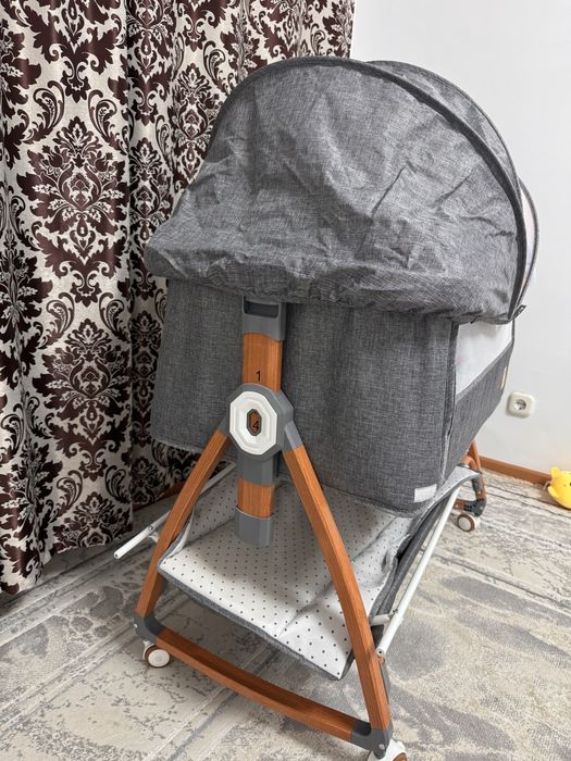 Манеж с белым комодом