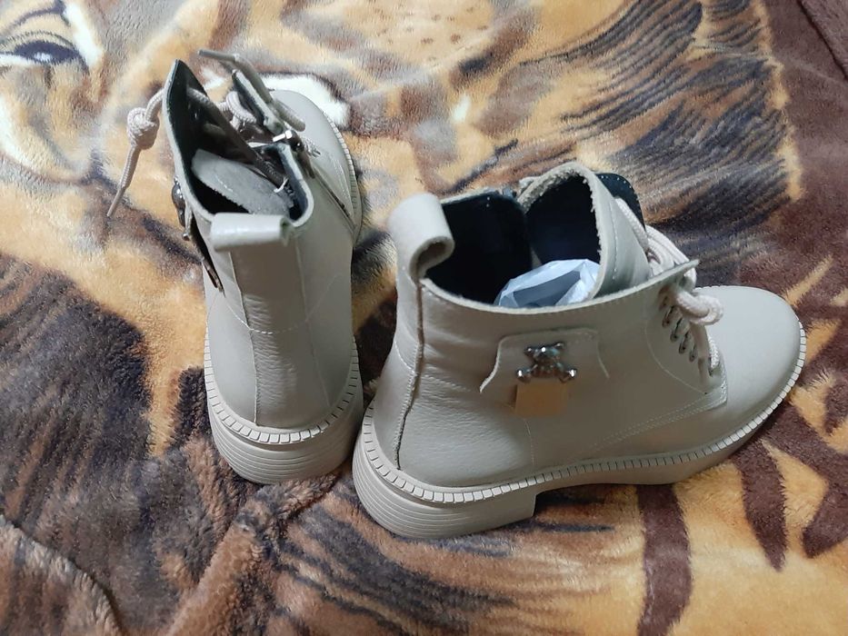 Ghete dama bej deschis, din piele naturala, pentru un cadou elegant