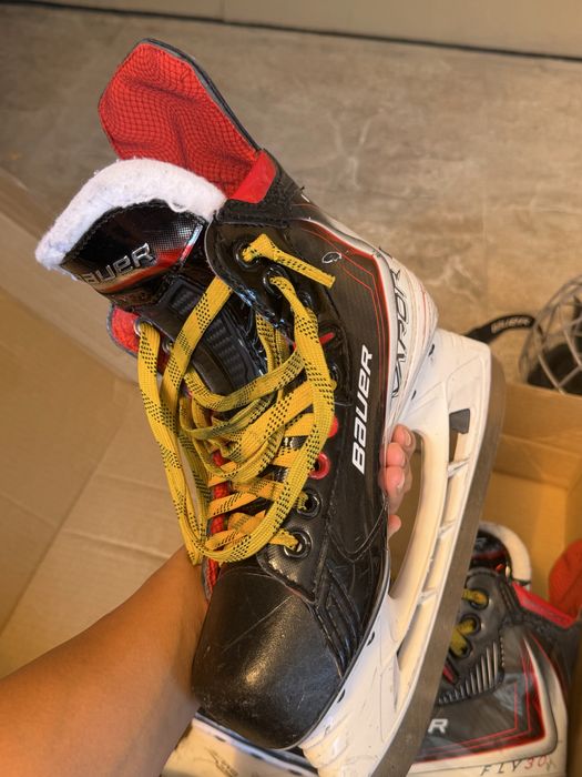 Продам профессиональные коньки Bauer Fly30