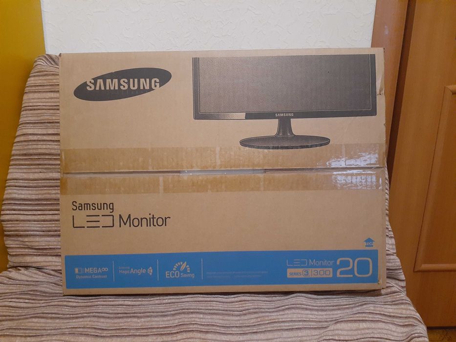 Монитор Samsung широкоформатный