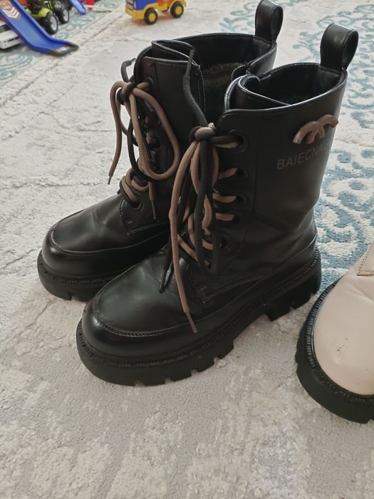 Продам зимние сапоги для девочек.