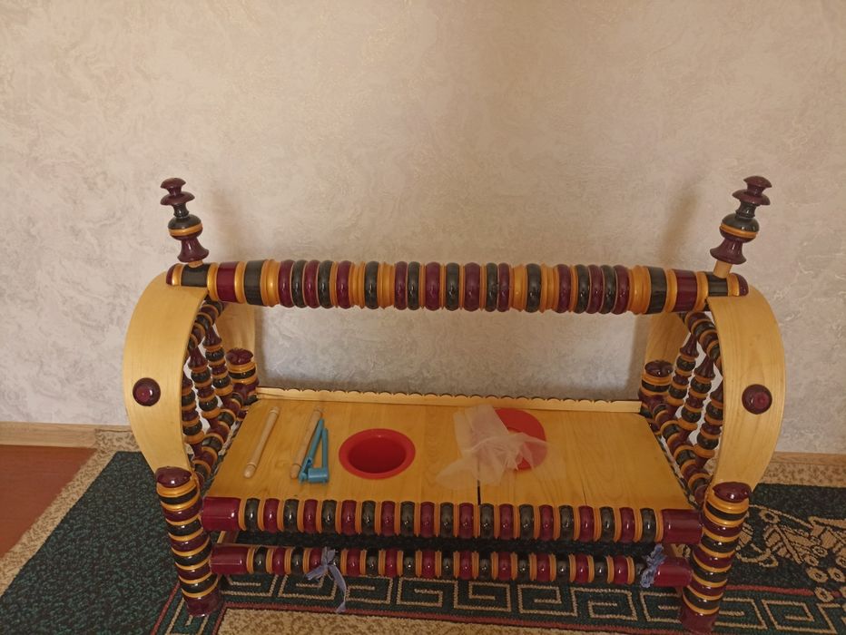 Янги бешик сотилади. Хамма нарсаси бор, курпача пардалари хам.